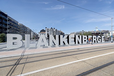 Des lettres majuscules épellent le mot Blankenberge sur une place