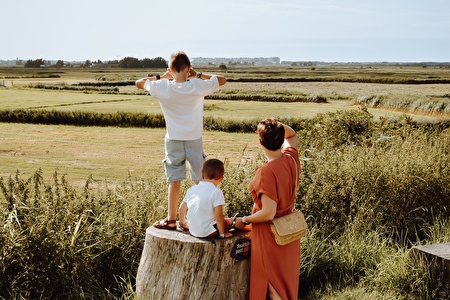 2 enfants et une mère regardent par-dessus les polders d'Uitkerke