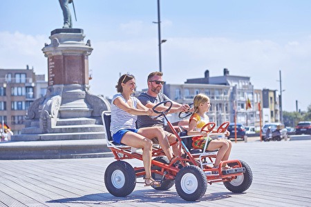 Trois personnes sur un go-kart typique ou un 'billenkar'.