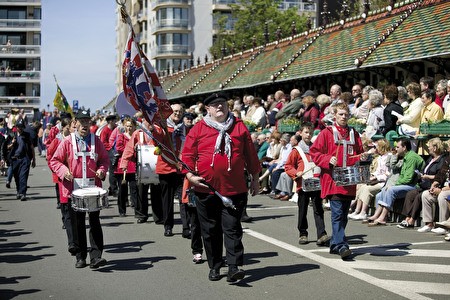 La fanfare passe devant le 'paravang' historique (brise-vent).