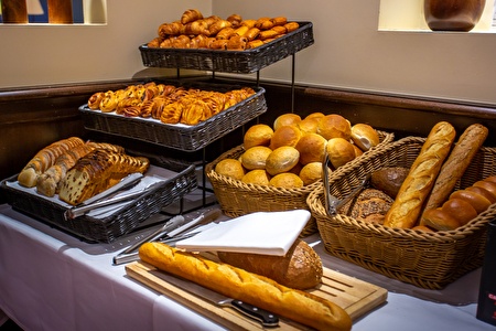 buffet avec choix de différents types de pain