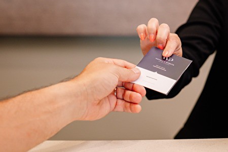 La carte de chambre est donnée à l'invité.