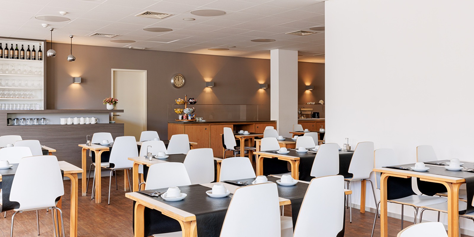 Familie an der Rezeption